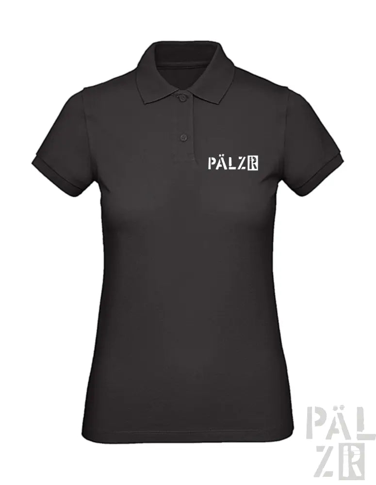 Schwarzes Poloshirt mit weißem Logo, kurzen Ärmeln und Kragen.