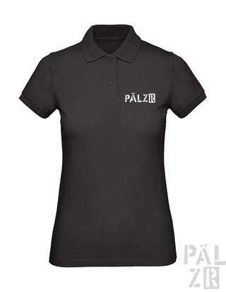 Schwarzes Poloshirt mit weißem Logo, kurzen Ärmeln und Kragen.