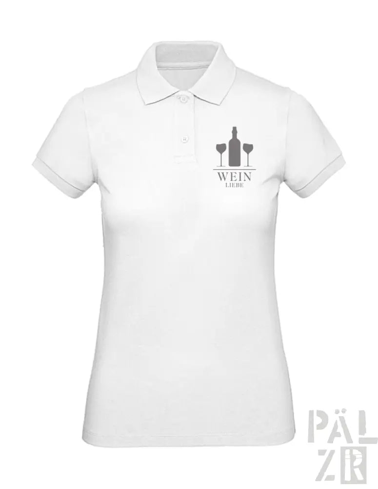 Weißes Poloshirt mit weinthematischem Design mit Flaschen und Gläsern, Text ’wein’ in Schwarz.