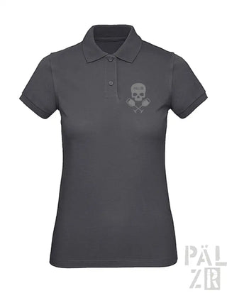 Dunkelgraues Poloshirt mit Totenkopf- und Kreuzknochen-Design, bestickt auf der linken Brust.