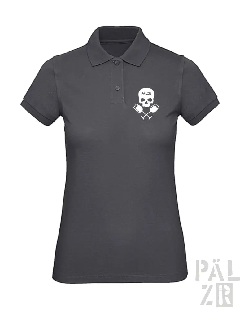 Dunkelgraues Poloshirt mit Totenkopf- und Kreuzknochen-Design, mit weißem Logo auf der Brust.