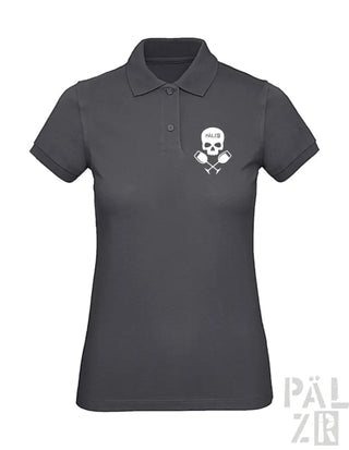 Dunkelgraues Poloshirt mit Totenkopf- und Kreuzknochen-Design, mit weißem Logo auf der Brust.