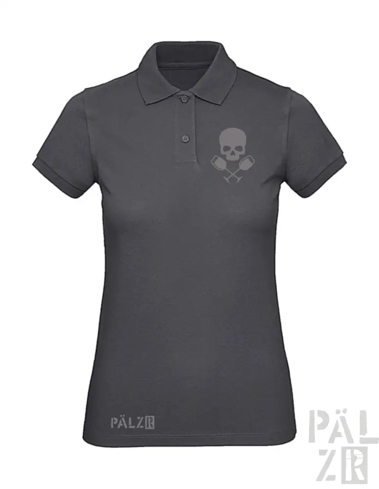 Dunkelgraues Poloshirt mit Totenkopf- und Kreuzknochen-Design, Pälzr-Logo am Ärmel.