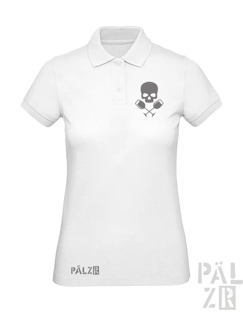 Weißes Poloshirt mit Totenkopf- und Kreuzknochen-Design, schwarzer Text ’pälzr’ auf dem Ärmel.