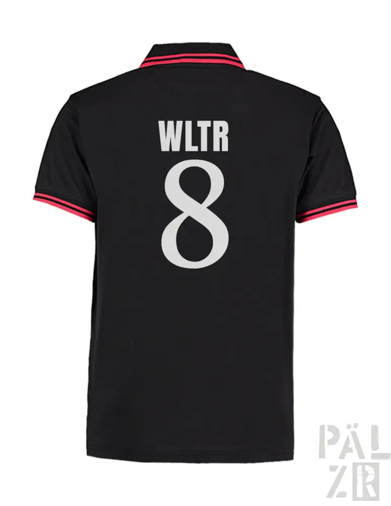 Schwarzes Poloshirt mit rosa Saum und weißer Beschriftung, mit der Nummer 8 und ’wltr’ auf dem Rücken.
