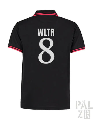 Schwarzes Poloshirt mit rosa Saum und weißer Beschriftung, mit der Nummer 8 und ’wltr’ auf dem Rücken.