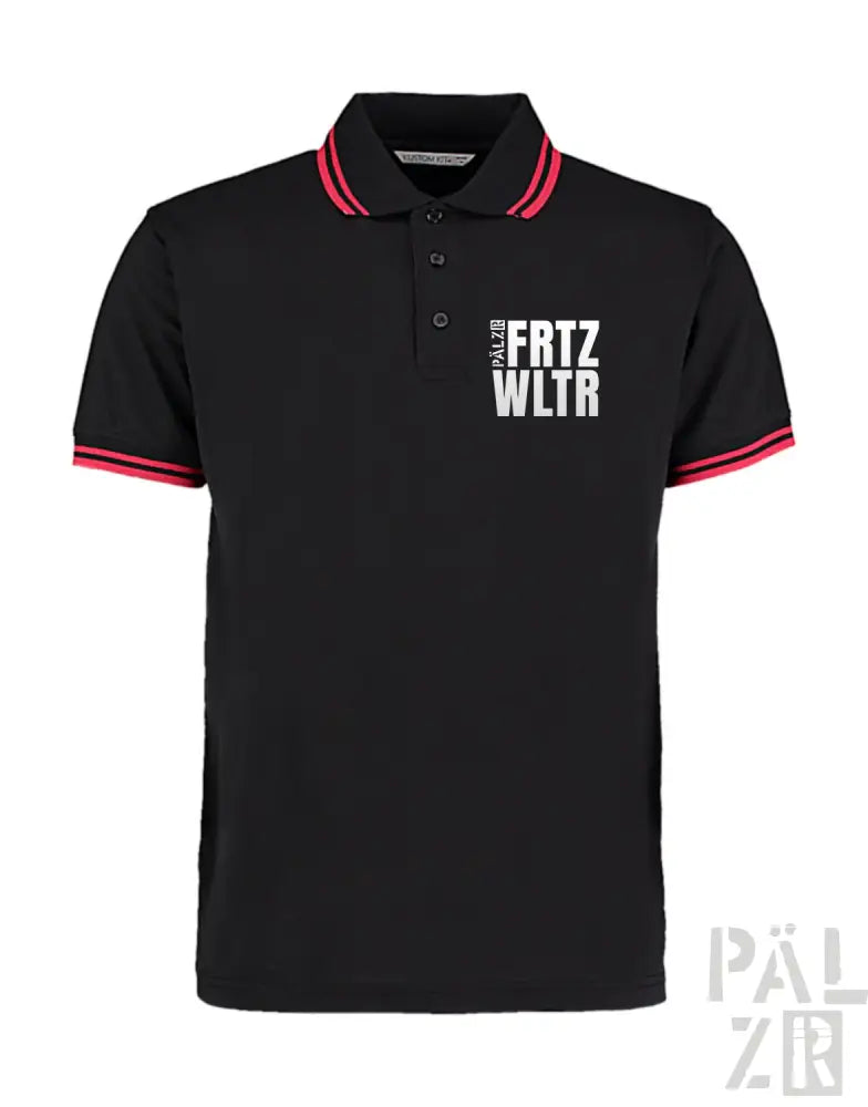 Schwarzes Poloshirt mit rotem Saum und weißem Text ’frtz wltr’ auf der Brust.