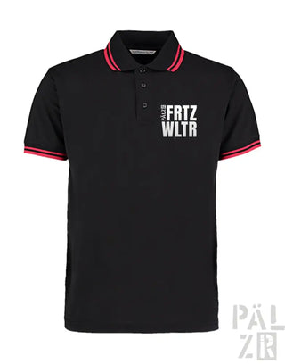 Schwarzes Poloshirt mit rotem Saum und weißem Text ’frtz wltr’ auf der Brust.