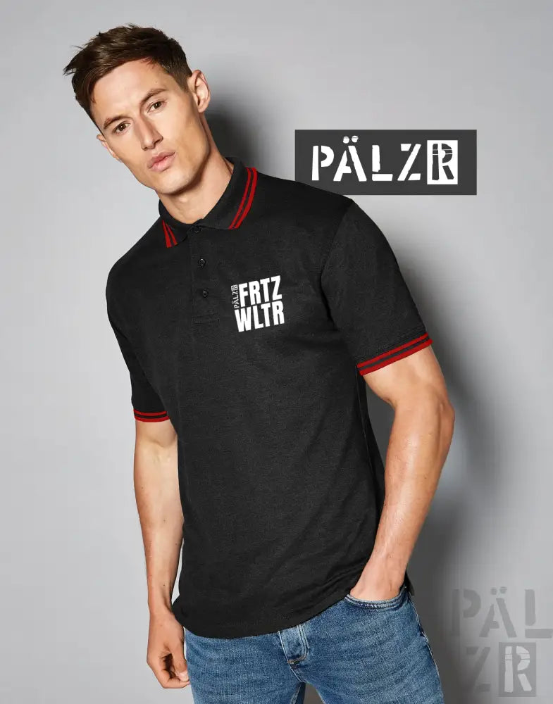 Schwarzes Poloshirt mit rotem Saum und weißem Text ’fatz wltr’ auf der Brust, aus Baumwolle gefertigt.