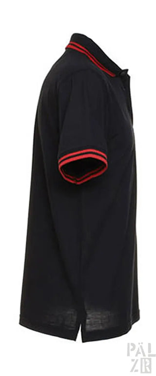Schwarzes Poloshirt mit rotem Saum und Kragen, Polyester-Material.