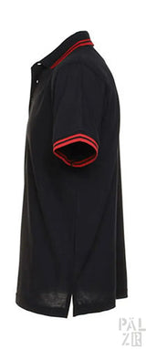 Schwarzes Poloshirt mit roten Akzenten und Kragen, aus Baumwolle.