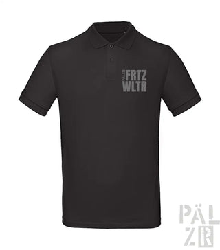 Schwarzes Poloshirt mit ’fritz wltr’-Text auf der Brust, aus Baumwolle.