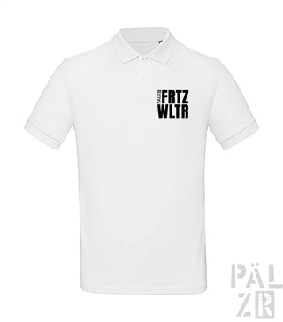 Weißes Poloshirt mit schwarzem Text ’fritz wltr’ auf der Brust.