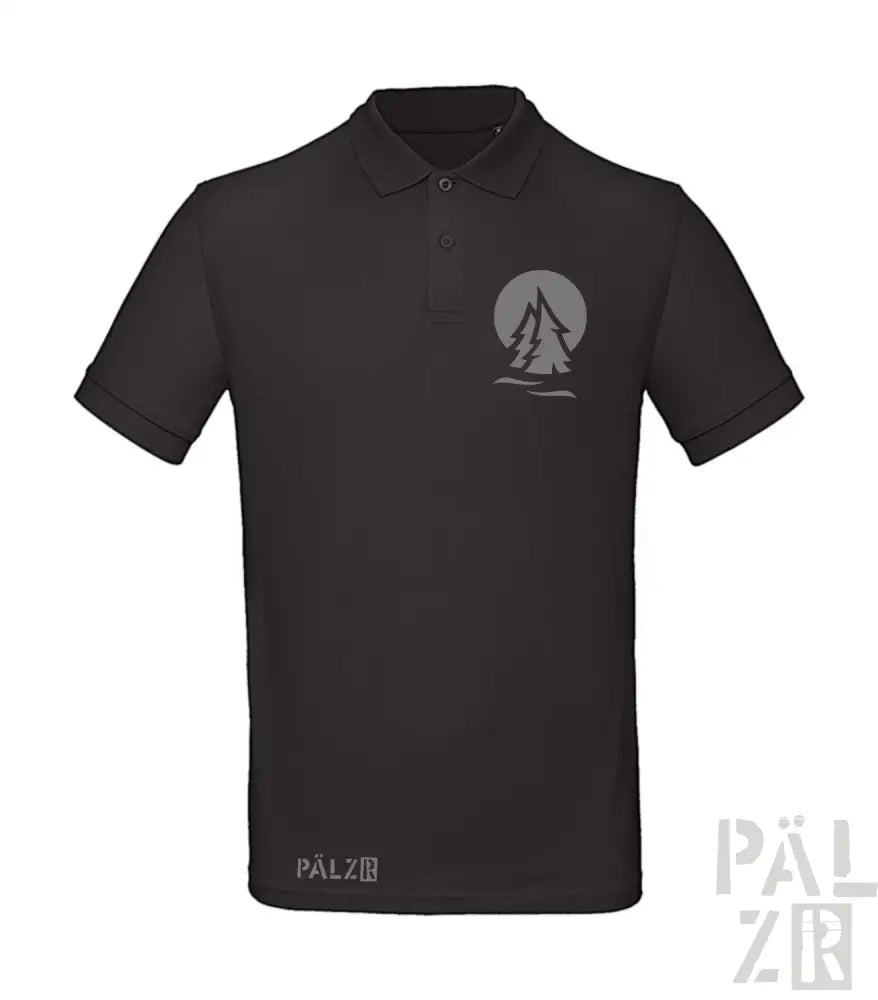 Schwarzes Poloshirt mit weißem Logodesign, kurzen Ärmeln und Kragen.