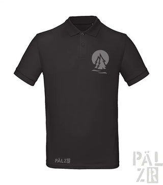 Schwarzes Poloshirt mit weißem Logodesign, kurzen Ärmeln und Kragen.