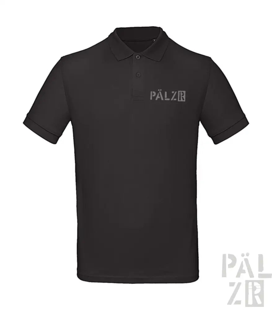 Schwarzes Poloshirt mit ’pälzr’-Logo auf der Brust, aus einer Mischung aus Baumwolle und Polyester.