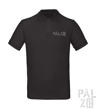 Schwarzes Poloshirt mit ’pälzr’-Logo auf der Brust, aus einer Mischung aus Baumwolle und Polyester.