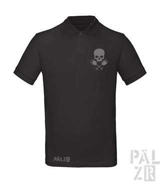 Schwarzes Poloshirt mit Totenkopf- und Kreuzknochen-Design, Polyester-Material.