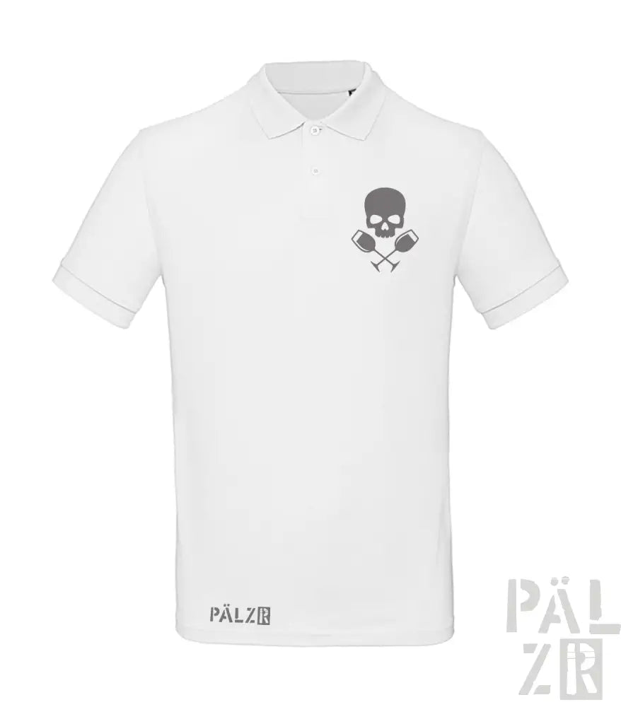 Weißes Poloshirt mit Totenkopf- und Weinglas-Design, Material scheint eine Baumwoll- oder Polyestermischung zu sein.