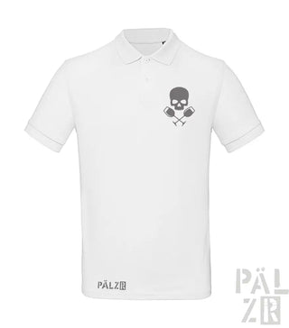 Weißes Poloshirt mit Totenkopf- und Weinglas-Design, Material scheint eine Baumwoll- oder Polyestermischung zu sein.