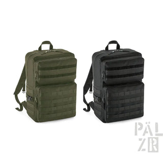 Olivgrüner taktischer Rucksack mit schwarzen Akzenten und mehreren Taschen, konzipiert für Outdoor-Aktivitäten.