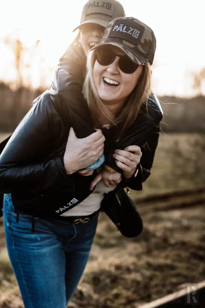 Schwarze Lederjacke mit ’palz’-Logo.