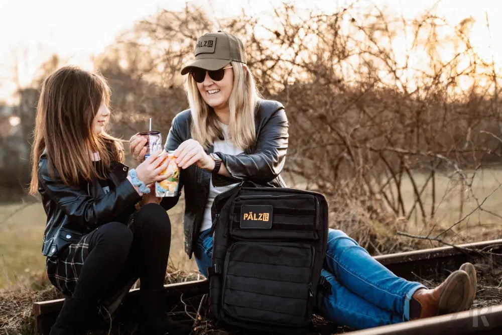 Schwarzer taktischer Rucksack mit ’palz’-Logo und gepolsterten Trägern.