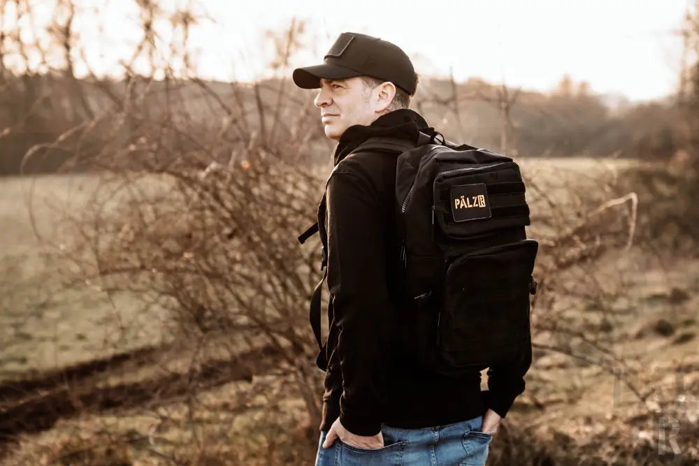 Schwarzer taktischer Rucksack mit ’palz’-Patch, langlebiges Material.