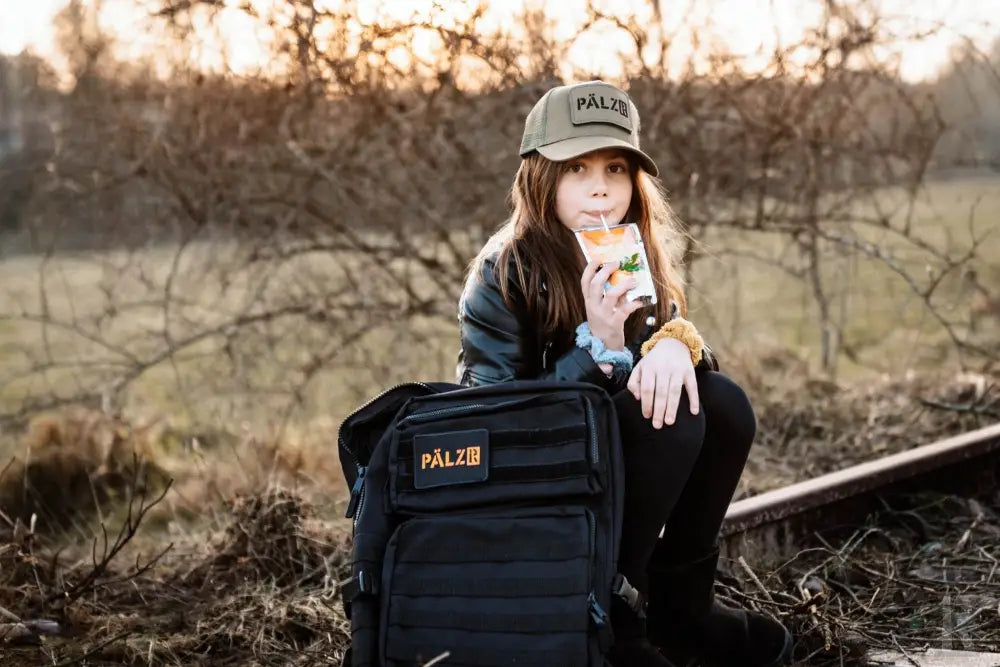 Schwarzer taktischer Rucksack mit ‚palze‘-Logo und -Patch, haltbares Material.