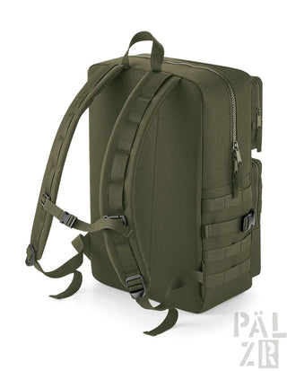 Olivgrüner taktischer Rucksack mit MOLLE-Verstärkung und mehreren Taschen.