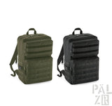 Olivgrüner taktischer Rucksack mit schwarzen Akzenten und mehreren Taschen, konzipiert für Outdoor-Aktivitäten.