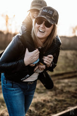 Schwarze Lederjacke mit ’palz’-Logo.