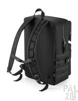 Schwarzer taktischer Rucksack mit mehreren Fächern und verstellbaren Gurten.
