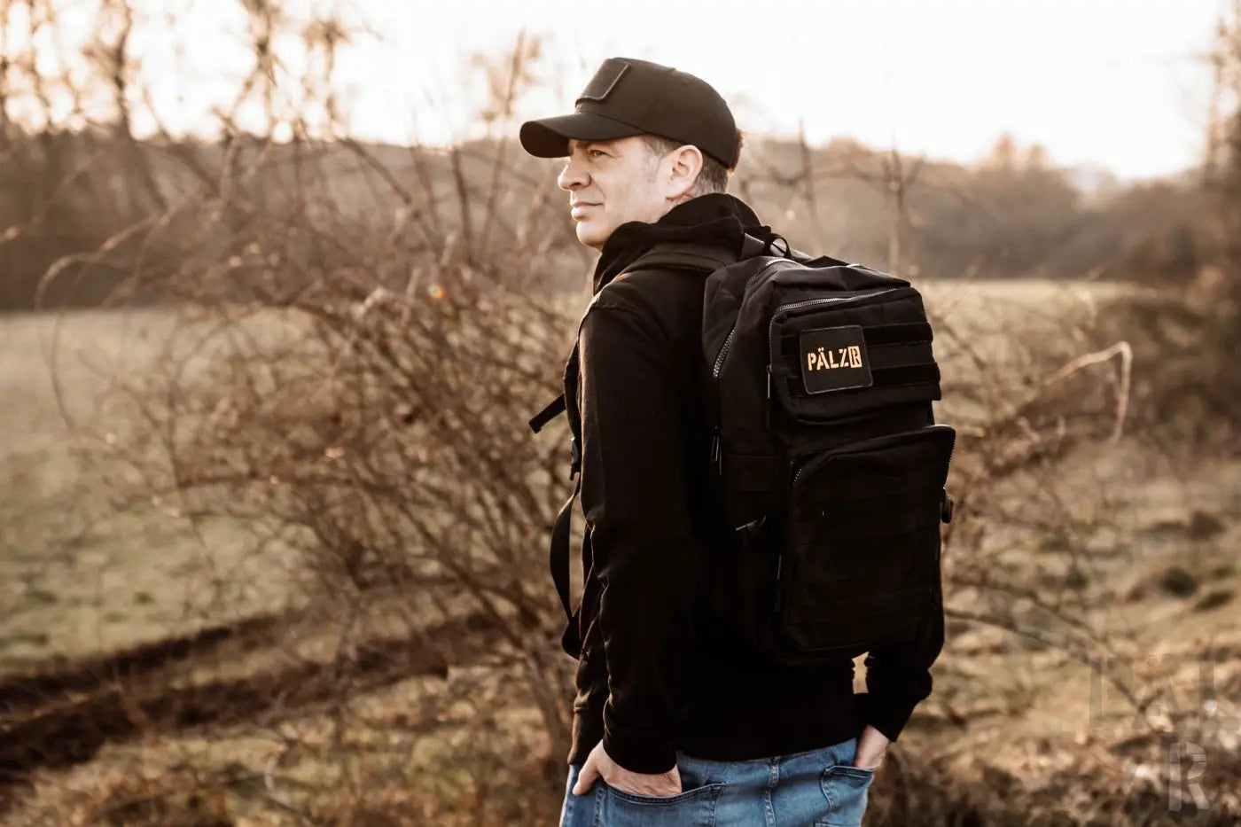 Schwarzer taktischer Rucksack mit ’palz’-Patch, langlebiges Material.