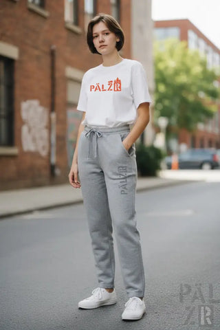 Graue Jogginghosen mit Kordelbund und ’palz’-Logo in Rot auf der Vorderseite.