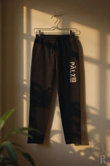 Schwarze Palzr-Jogginghose mit weißem Logo am Bein.