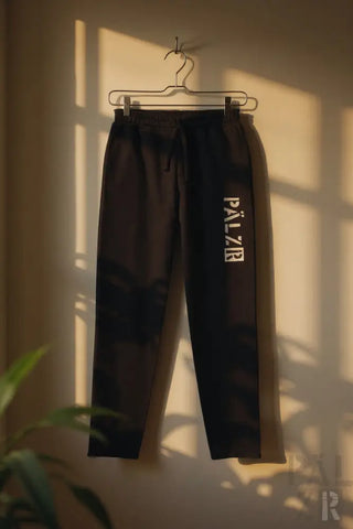 Schwarze Palzr-Jogginghose mit weißem Logo am Bein.