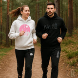 Palzee schwarze Kapuzenjacke mit weißem Logo und Text, aus Fleece-Material gefertigt.