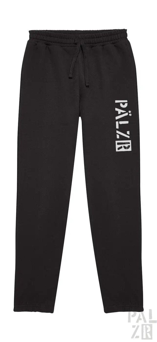 Schwarze Jogginghosen mit weißem ’palzr’-Logo auf dem Bein.