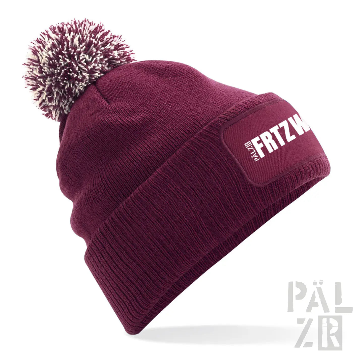 Bordeaux gestrickte Mütze mit weißem Bommel und ’frtzw’-Patch, möglicherweise von palzr.