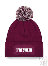 Bordeauxfarbene Mütze mit weißem Bommel und ’frtzwltr’-Patch, palzbe Marke.