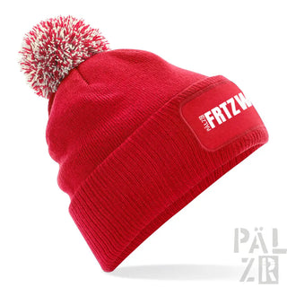 Roter gestrickter Beanie mit weißem Bommel und ’frtzw’-Patch.