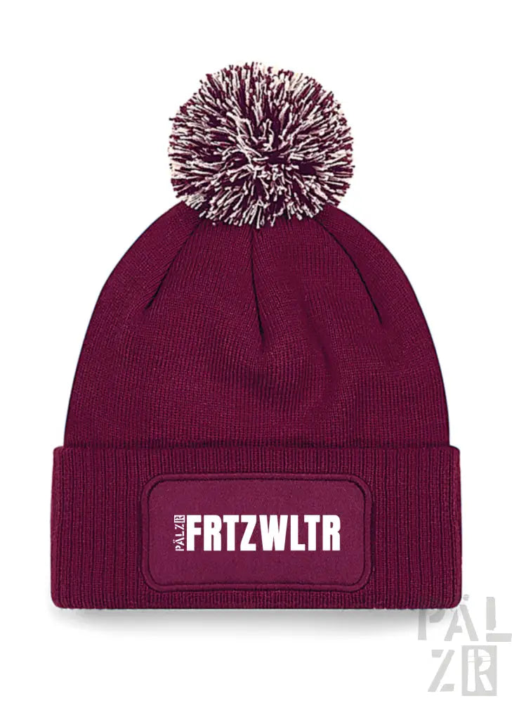 Bordeauxfarbene Mütze mit weißem Bommel und ’frtzwltr’-Patch, palzbe Marke.