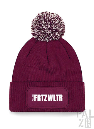 Bordeauxfarbene Mütze mit weißem Bommel und ’frtzwltr’-Patch, palzbe Marke.
