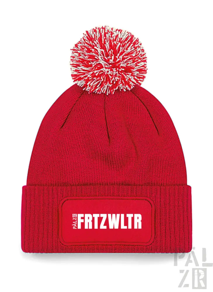 Roter Strick-Beanie mit Bommel und ’frtzwltr’-Patch, palzbe Marke.