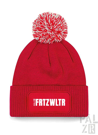 Roter Strick-Beanie mit Bommel und ’frtzwltr’-Patch, palzbe Marke.