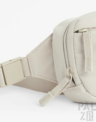 Beige nylon fanny pack mit verstellbarem riemen und reißverschluss von pälzr studio bag in verschiedenen farben