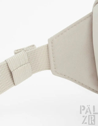 Beige nylon gürteltasche pälzr studio bag mit verstärkten nähte und verstellbarem riemen verschiedene farben
