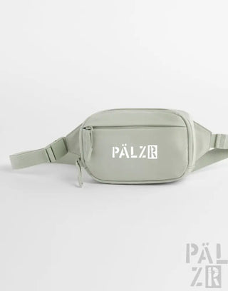 Eine schlanke palzr bauchtasche in hellem salbeigrün mit minimalistischem design und weißem logo vorne