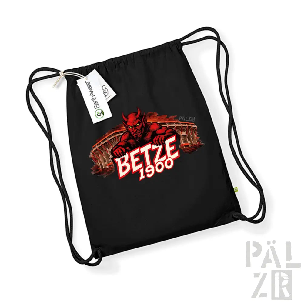 Schwarze Kordeltasche mit rotem Teufel-Maskottchen und Text „betze 1900“ über einem illustrierten Stadion.